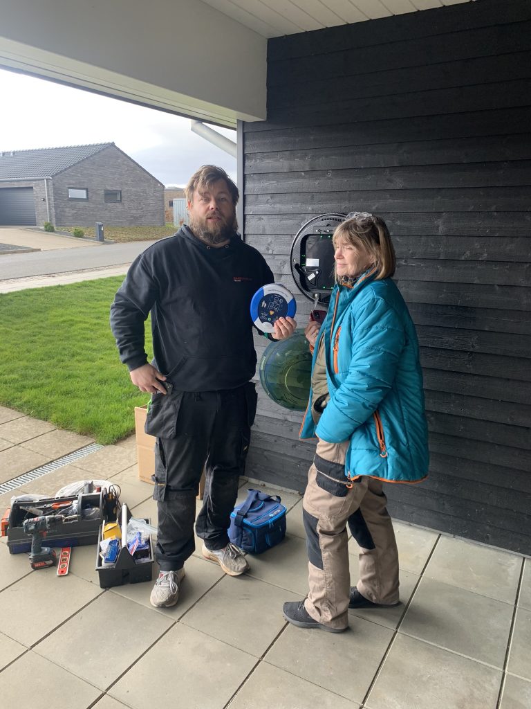 Hjertestarter er nu installeret